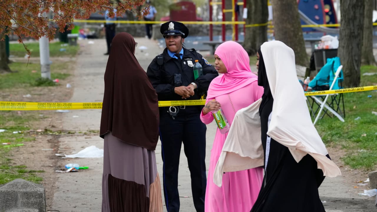 La festividad, también conocida como 
<b>la fiesta de romper el ayuno</b>, se distingue por las oraciones congregacionales y las festividades, que suelen incluir visitas familiares, reuniones y la adquisición de ropa nueva.