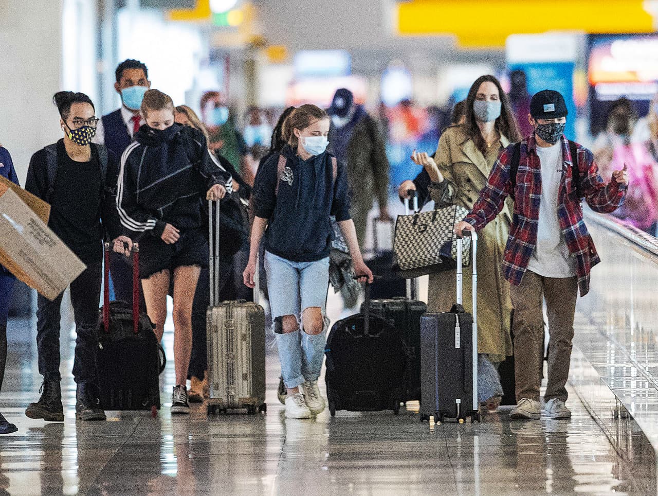 "El juez Ouderkirk le negó a la señora Jolie un juicio justo, excluyendo indebidamente su evidencia relevante para la salud, seguridad y bienestar de los niños, evidencia crítica para presentar su caso", indican los documentos.