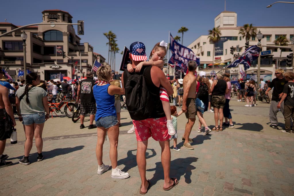 En este domingo de playa, republicanos y admiradores de Donald Trump hicieron una pausa en Huntington Beach, para reiterarle su apoyo.