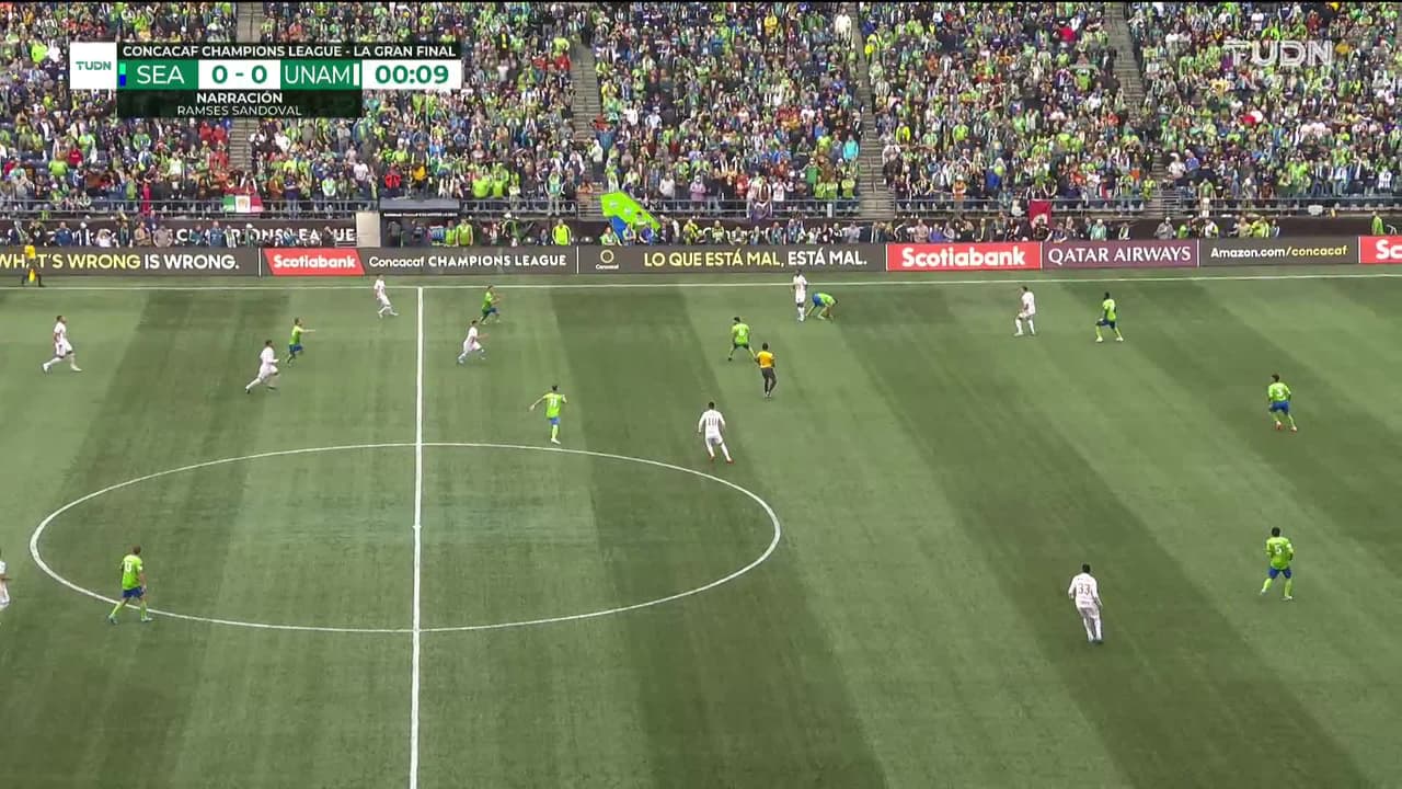 Arranca el partido y la pelota está en juego.