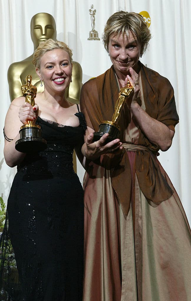Brigitte Broch (derecha) ganó un Oscar por Mejor Diseño de Producción con ‘Moulin Rouge!’ en el 2001.