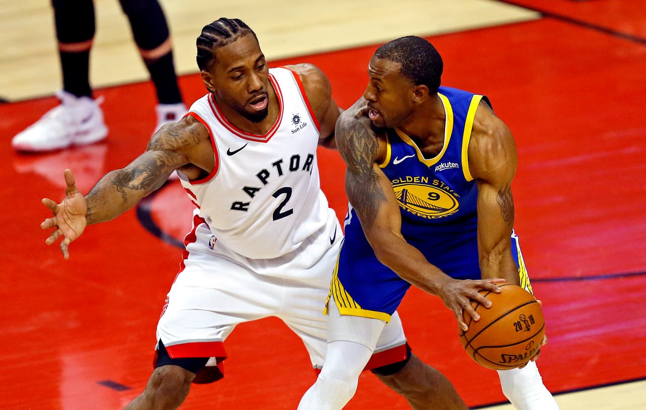 Kawhi Leonard se fue 1-4 en tiros de campo para aportar 3 puntos tras el pirmer periodo, entre el nerviosismo y la dura marca hacia él, contribuyeron a esa producción.