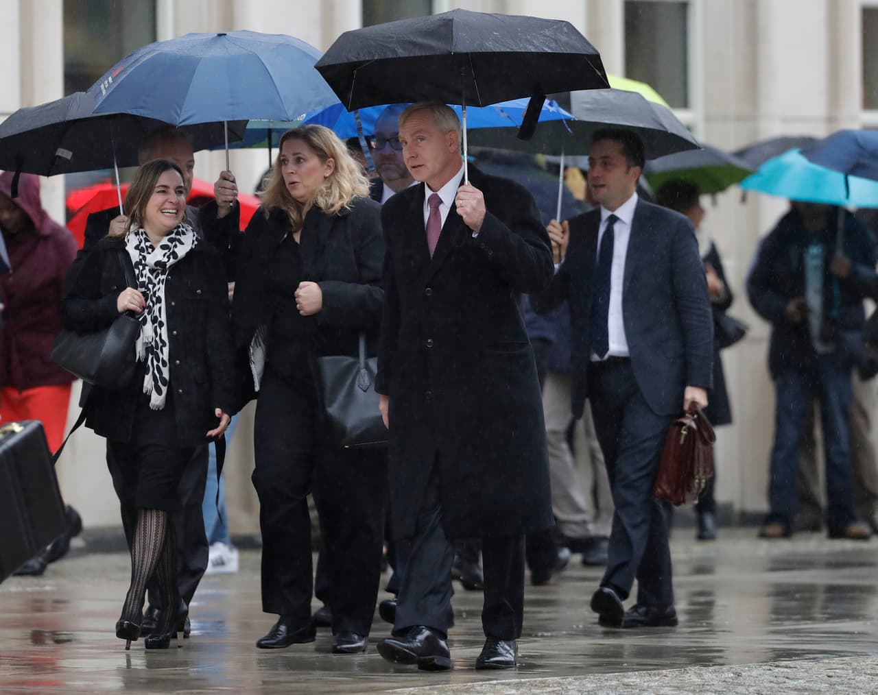 Miembros del equipo acusador a su llegada a la corte federal de Brooklyn.
<a href="https://www.univision.com/univision-news/united-states/spanish-speaking-argentine-american-is-prosecutor-in-high-profile-chapo-drug-case"> <u>Andrea Goldbarg, fiscal de origen argentino y experta en carteles mexicanos</u></a>, es una de las integrantes del equipo. En su introducción señalaron que siendo adolescente Guzmán fue reclutado por el jefe del cartel de Guadalajara y cuando este fue arrestado en 1989, fundó con Ismael ‘El Mayo’ Zambada y otros capos mexicanos una organización criminal llamada 'La Federación'. Esta se convirtió finalmente en el cartel de Sinaloa.