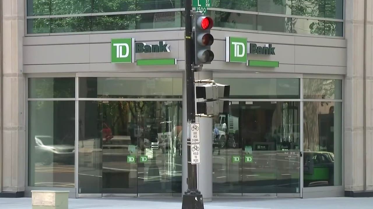 ¿El banco puede cancelar cuentas de inmigrantes? El impacto de la propuesta de Trump