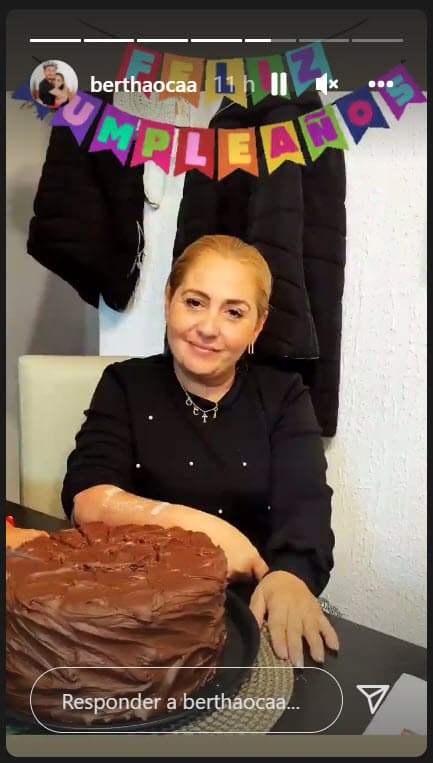 "Aún 
<b>te quedan dos personitas</b> para seguir luchando y echándole ganas", agregó, "hoy te celebra desde el cielo tu pedacito de vida". 
<br>