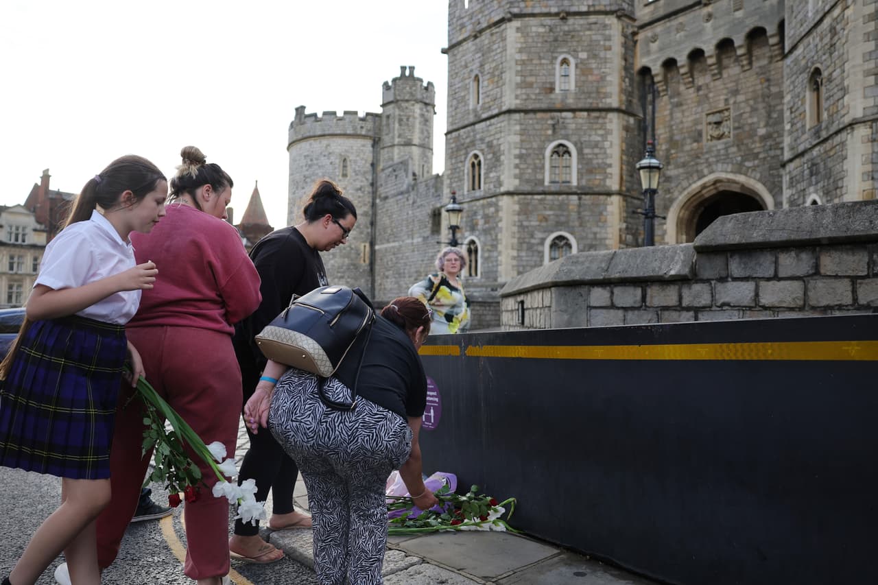 La salud de la reina Isabel II comenzó a deteriorarse en los últimos días. El martes había recibido al ex primer ministro Boris Johnson y a su sucesora, Liz Truss, en el castillo de Balmoral en lugar de celebrar el acto protocolar en Londres, como era la costumbre. Este jueves, la casa real anunció que los médicos estaban preocupados por la salud de la reina y recomendaron que permaneciera bajo vigilancia. Para entonces, algunas personas ya se habían acercado al palacio de Buckingham temiendo lo peor.