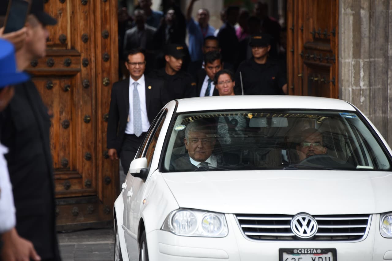 El auto se ha convertido en un distintivo del presidente electo de México, quien ha dicho no seguirá los estándares de
<b> la figura presidencial</b> como hasta ahora se ha conocido. Se ha negado a usar la seguridad proporcionada por el Estado Mayor Presidencia del país, vehículos blindados y personal a cargo de su seguridad, y ha dicho no vivirá en la casa oficial 'Los Pinos', reservada para el presidente del país.