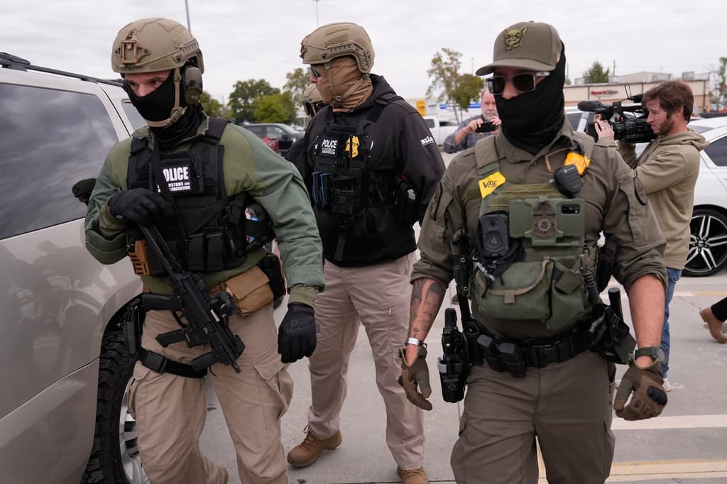 Agentes de la Patrulla Fronteriza llegan a una tienda Home Depot en Kenner, Luisiana, el 3 de diciembre de 2025.