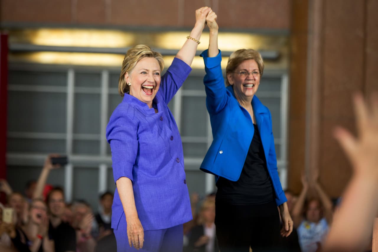 Clinton y Warren hacen campaña juntas por primera vez y Trump las ataca