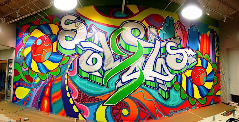 Gonzo247, es un artista multidisciplinario autodidacta con más de 25 años de experiencia en el arte de estudio y pintura muralista.