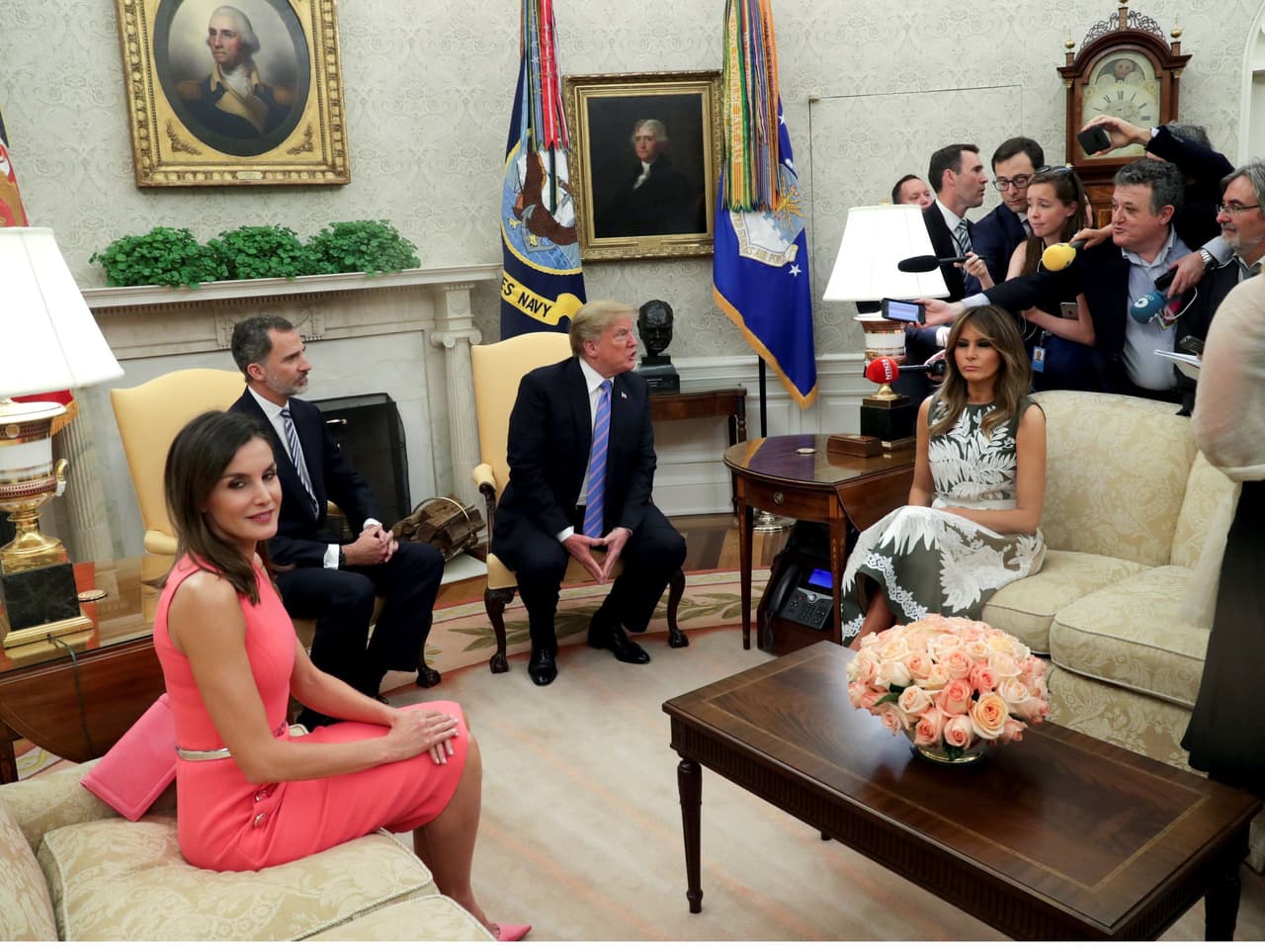 En la oficina oval, que departieron con la prensa, quien parecía más interesada en la soberana europea que en el presidente o su estilosa primera dama.