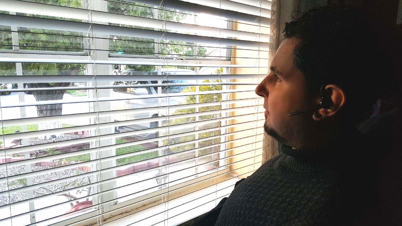 Hasta que un operativo antidrogas llegó a su escuela. El modesto imperio que había construido se vino abajo. Él dice que ese día, “Sentí que me había generado una jaula, la vida misma se había vuelto una cárcel para mí.”
<br>