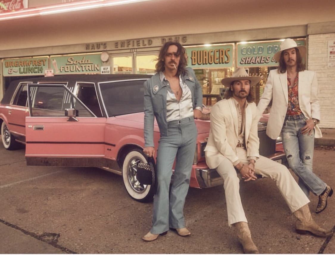 <b>Midland</b> es una banda americana que toca música country. El trío se formó en Dripping Springs, Texas, en el 2016 y ganó fama por cantar en bares locales. Hoy en día es una de las bandas más reconocidas en Estados Unidos y ha ganado varios premios de música country. 
<br>
<br>Sus canciones más populares son: “Drinkin’ Problem”, “Burn Out” y “Mr. Lonely”.
<br>
<br>
<b>Midland</b> está programado para tocar la noche del martes 3 marzo, en la apertura del Rodeo.
<br>