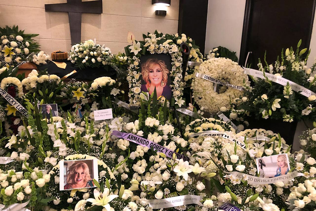 "Traigo un collarcito con un dije en forma de corazón y ahí vienen parte de las cenizas de mi mamá", contó, "entonces, siempre está conmigo y siempre me acompaña. La traigo en el pecho, cerca de mi corazón".
<br>