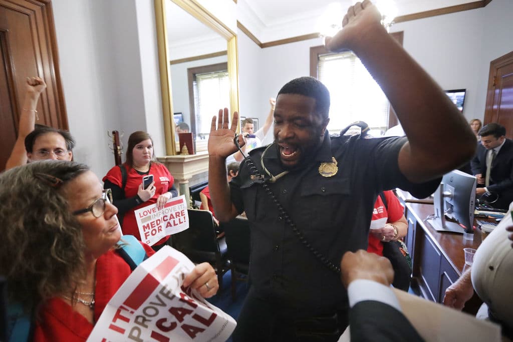 <a href="http://www.univision.com/noticias/obamacare/estos-son-los-10-senadores-republicanos-que-no-quieren-la-ley-de-salud-que-propone-su-propio-partido">Diez senadores republicanos</a> han manifestado públicamente que se oponen al Better Care Reconciliation Act. Para aprobarla, solamente dos podrían votar en contra. La nueva versión busca que cambien su postura.