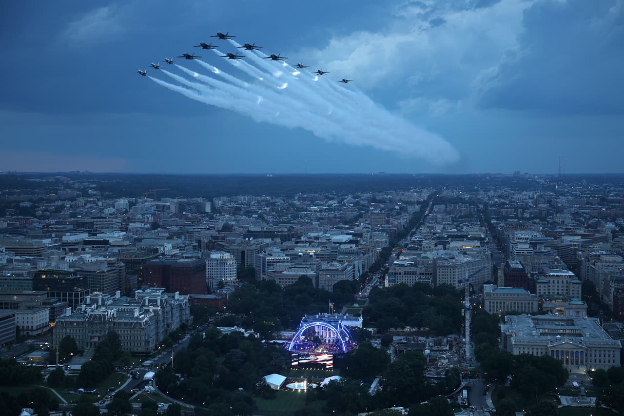 Los Thunderbirds de la Fuerza Aérea de EE. UU. y los Blue Angels de la Armada de EE. UU. realizaron un sobrevuelo durante el himno nacional.