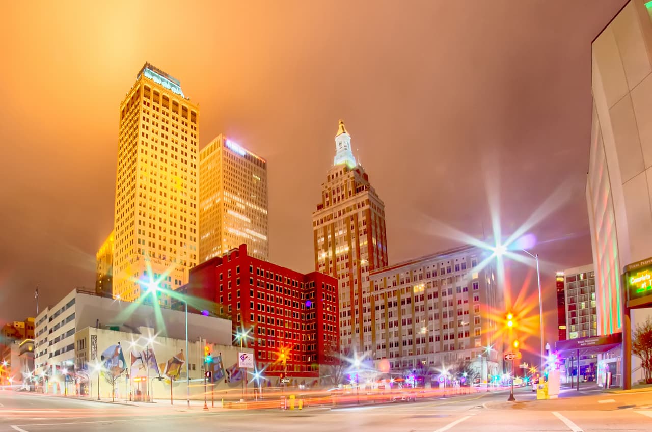 <b>Tulsa (Oklahoma).</b> Han pasado 99 años desde la masacre racial en esta ciudad y gran parte del país recién está aprendiendo sobre este oscuro capítulo de la historia. Para honrar a las víctimas de esta tragedia, durante el centenario del próximo año habrá eventos conmemorativos religiosos y culturales, entre ellos vigilias y un festival de cine. Podrá conocer el ‘Parque de la Reconciliación’ o detenerse en algunos de los prósperos negocios propiedad de afroestadounidenses. 
<a href="https://www.univision.com/noticias/sucesos/la-masacre-de-tulsa-uno-de-los-actos-de-violencia-racial-mas-terribles-y-olvidados-de-la-historia-de-eeuu-fotos"><u>Vea aquí las fotografías de ‘la masacre de Tulsa’,</u></a> uno de los actos de violencia racial más terribles (y olvidados) de la historia de Estados Unidos.
