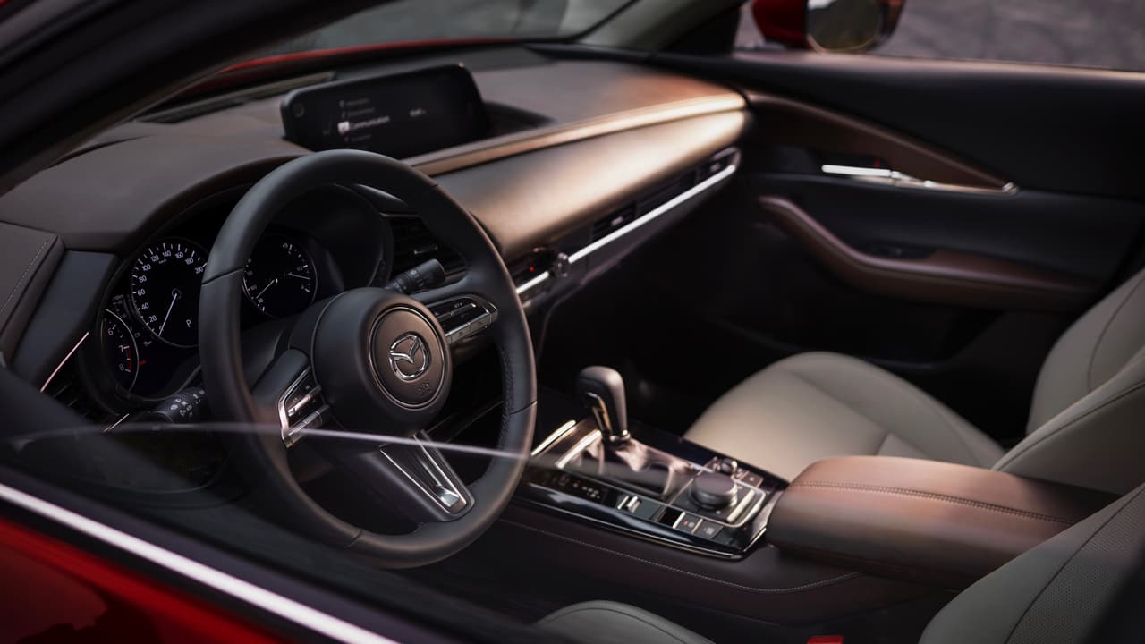 La cabina de la Mazda CX-30 está llena de líneas suaves y muestra una evolución del concepto de diseño que vemos en los modelos más recientes de Mazda. Todos los controles están 
<b>orientados hacia el conductor </b>en una combinación afortunada de belleza y dinamismo.