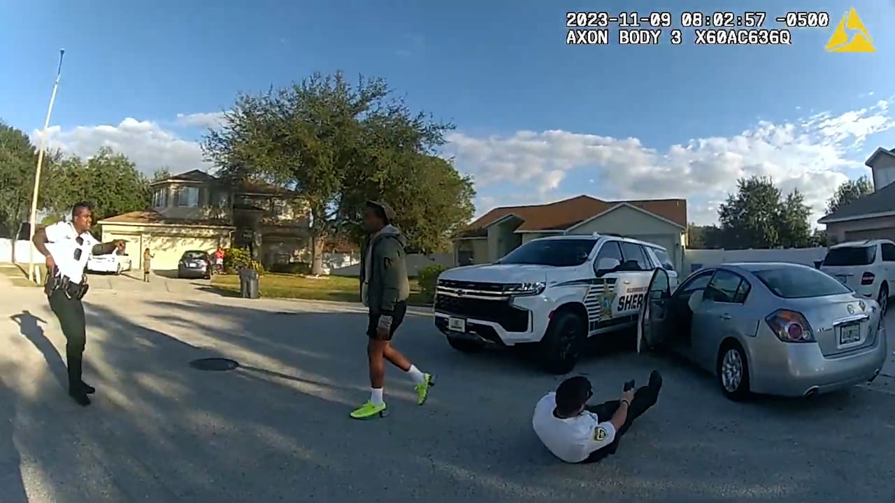 Dos oficiales hispanos de la Oficina del Sheriff del condado Hillsborough, en Florida, fueron hospitalizados en condición crítica este jueves tras ser embestidos por un sujeto luego de responder a una llamada en un vecindario de Brandon, en la Bahía de Tampa, se informó en un comunicado.