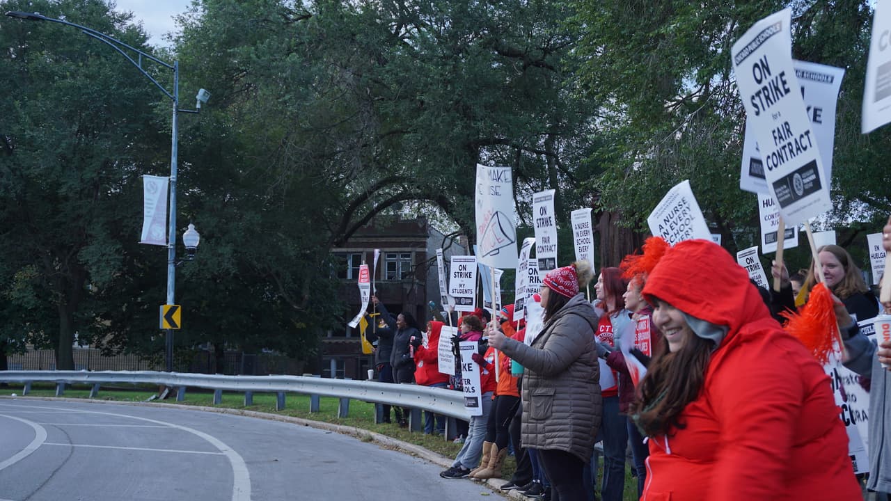 Escuelas de Chicago siguen sin clases en el octavo día de huelga