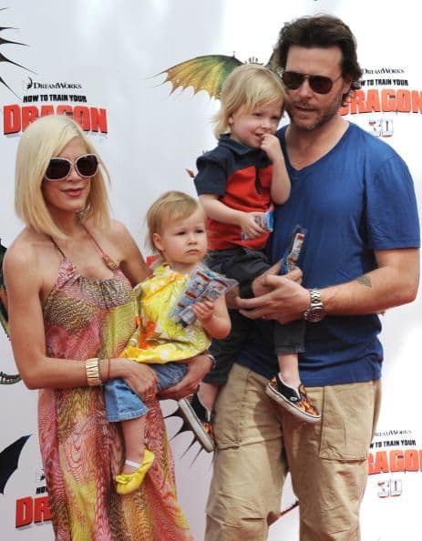 Dean, su actual esposo, abandonó su primer matrimonio para hacer su vida con Tori. Tras varios años de matrimonio, Dean admitió recientemente que también le fue infiel a Spelling.