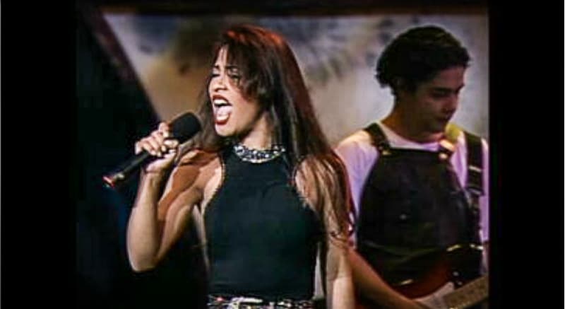Selena hizo vibrar el escenario con la canción 'Amor prohibido' que pertenece a su quinto álbum de estudio, el último de su carrera.