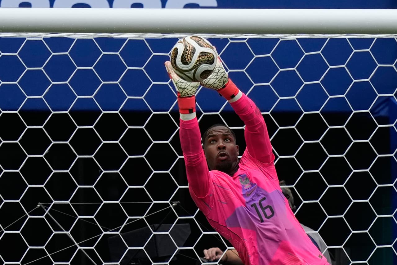 El portero francés Mike Maignan (16) realiza una parada durante el partido por el tercer puesto del Mundial entre Francia e Inglaterra en Miami Gardens, Florida, el sábado 18 de julio de 2026.
