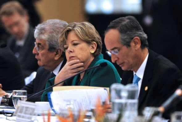 Los guatemaltecos deben "hacer una alianza nacional para la reconstrucción" del país, la cual "necesitará de más recursos fiscales" para financiar la reconstrucción y el desarrollo, señaló la representante de la delegación del Banco Interamericano de Desarrollo (BID) en la reunión, Gina Montiel.