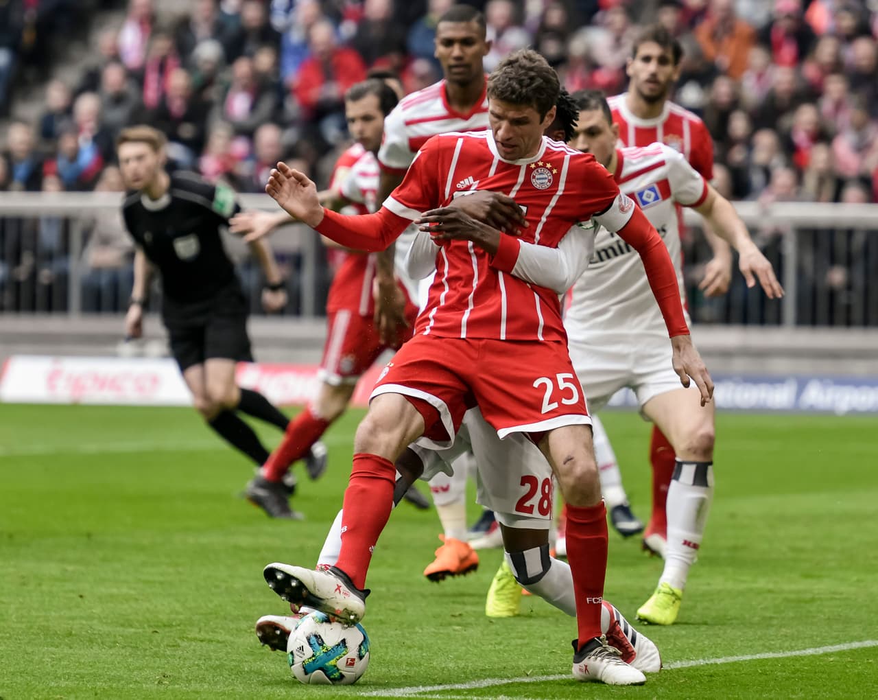 Para el segundo tiempo, Hamburgo mantuvo sus precauciones para sostener el resultado, al menos con la idea de no irse tan goleado.