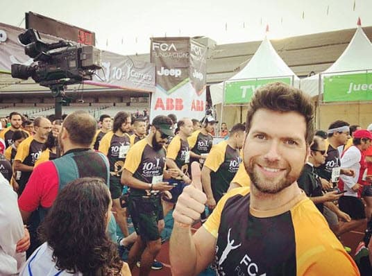 Mauricio está bajo tratamiento de inmunoterapia: "Me meten una camarita por la uretra, la dirigen a la vejiga, revisan que esté limpia y que no haya presencia tumoral. Ahorita estoy en un tratamiento de inmunoterapia que es una quimioterapia localizada BCG, que es una bacteria de la tuberculosis para combatir el cáncer de vejiga; es muy efectiva, ya que es la vacuna que me han estado aplicando".