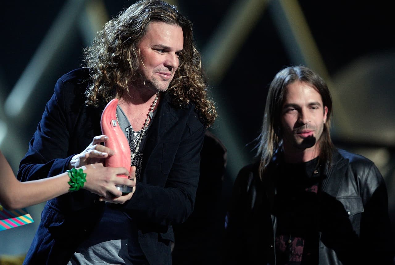 En el 1997, y después de haber lanzado ‘Sueños líquidos’, Maná se convirtió en la primera banda de rock en español en presentarse en El Show de Kathie Lee & Regis, de la televisión estadounidense.