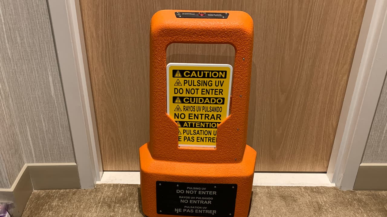 Mientras dura el proceso de desinfección, nadie puede estar dentro de la habitación porque los rayos ultravioletas pueden lastimar la vista.