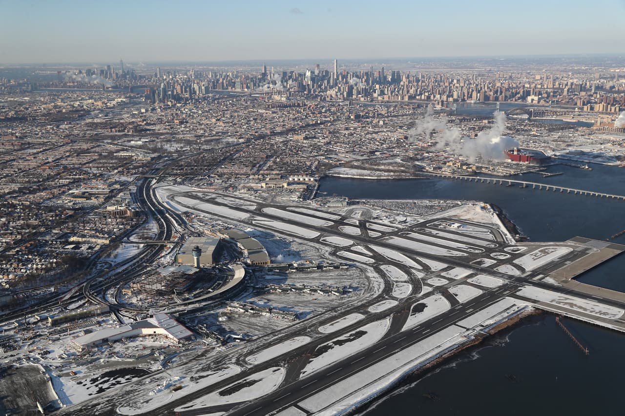 Solo las pistas están despejadas de nieve en el aeropuerto La Guardia. Los aeropuertos de Nueva York vuelven a funcionar, pero hay más de 600 vuelos cancelados y más de 300 retrasados.