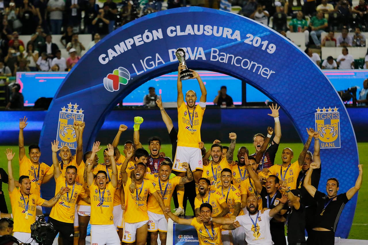 ¡Tigres se proclama Campeón del fútbol mexicano! Los felinos regiomontanos cosecharon su séptimo título de la Liga MX y se cuelan, aunque muchos se sigan negando a aceptarlo, entre los grandes del balompié azteca. Luego de superar en una Final de un solo gol a los Esmeraldas del León, así se dieron los festejos de los Tigres en patio ajeno, imágenes para el recuerdo y que hay que darse un tiempo para echarles un ojo, sobre todo la fiel afición de los felinos regios.