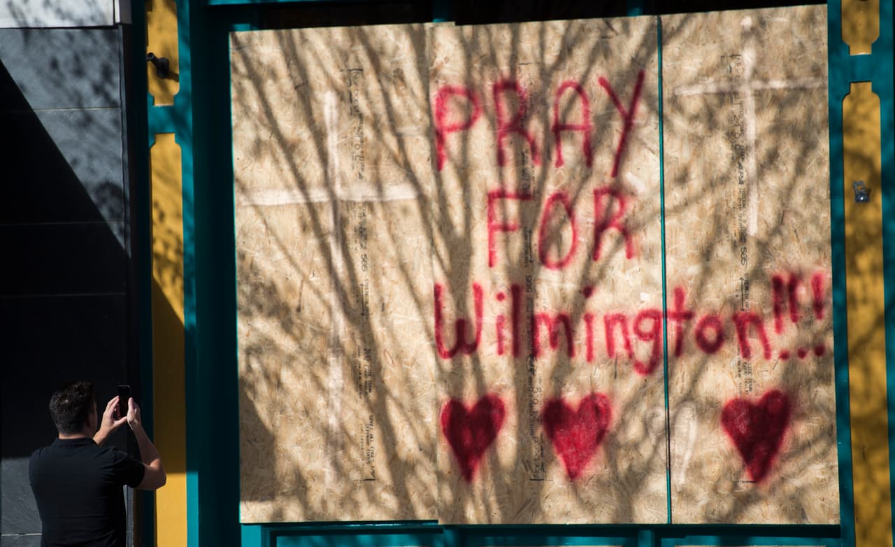 “Reza por Wilmington” se lee en un panel de madera pintado en un negocio de la ciudad. Florence avanza con vientos máximos sostenidos de 120 millas por hora (195 km por hora).