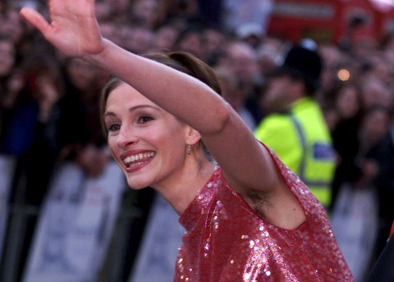 Son varias las veces que hemos visto a Julia Roberts con vellos en las axilas, pues es una de las actrices que tiene preferenca por dicho estilo.