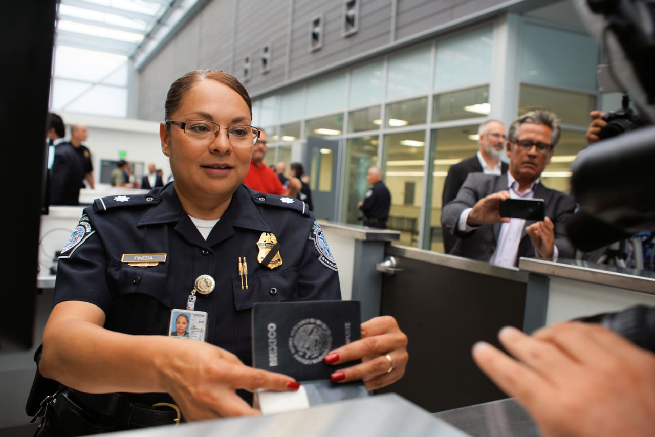 Este es el cruce fronterizo peatonal más transitado del continente que ahora tiene nuevas instalaciones