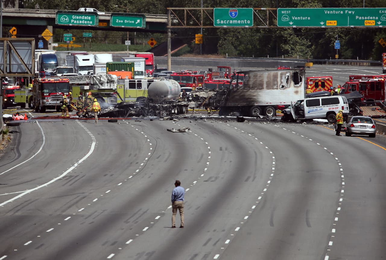 El 2017 se vio marcado por una serie de incidentes en las carreteras de California que captaron los titulares nacionales y fueron tema de debate en las redes sociales. Entre los sucesos más sonados se encuentran el choque de una avioneta en la 405, una pelea de película entre una moto y un carro en plena autopista y una explosiva colisión que paralizó la interestatal 5.