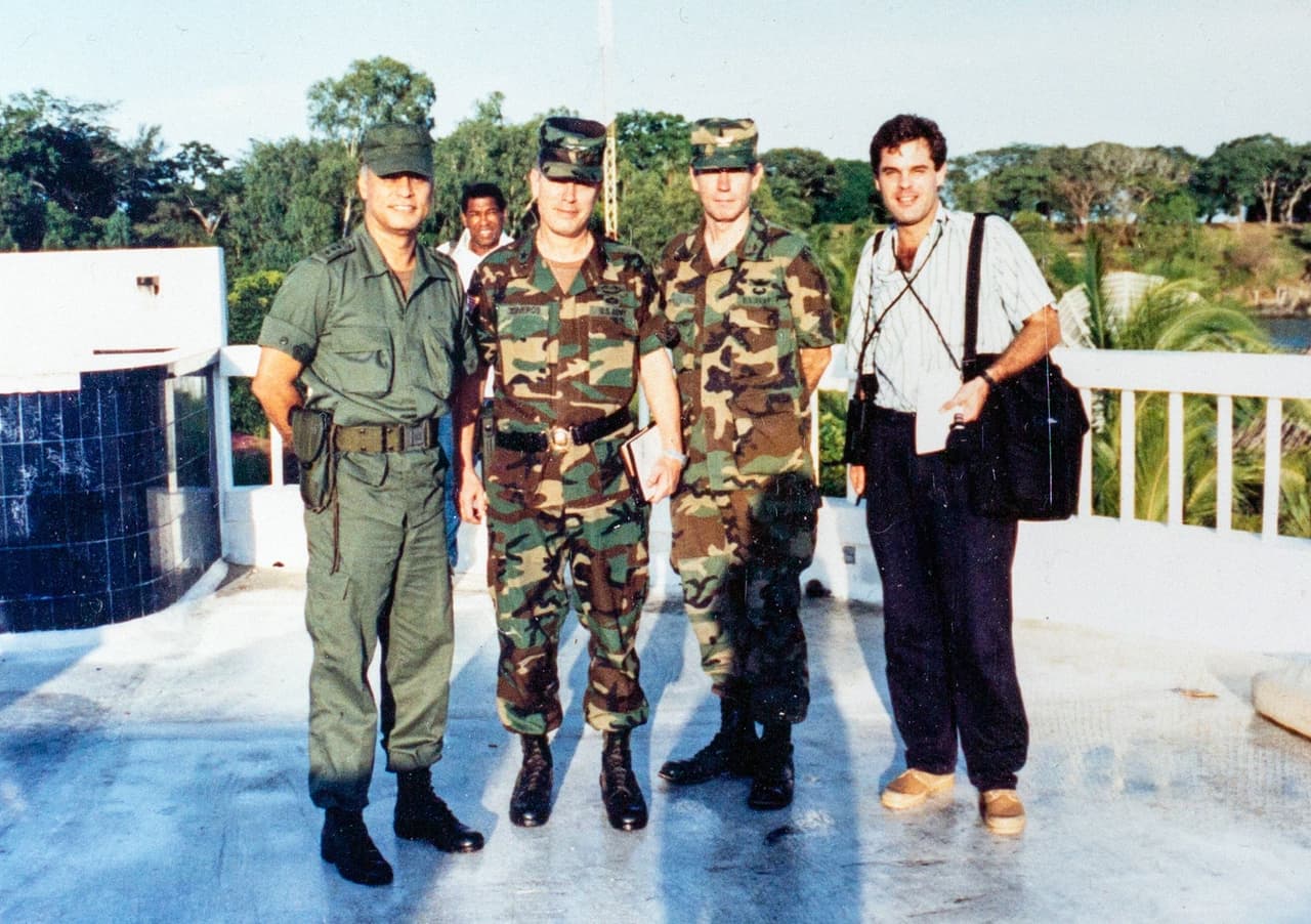 El periodista David Adams (derecha) con el general Marc Cisneros, el coronel Eduardo Herrera y otro militar estadounidense en el techo de la casa de playa del general Noriega en Farallón, durante la Invasión a Panamá, en enero de 1990.