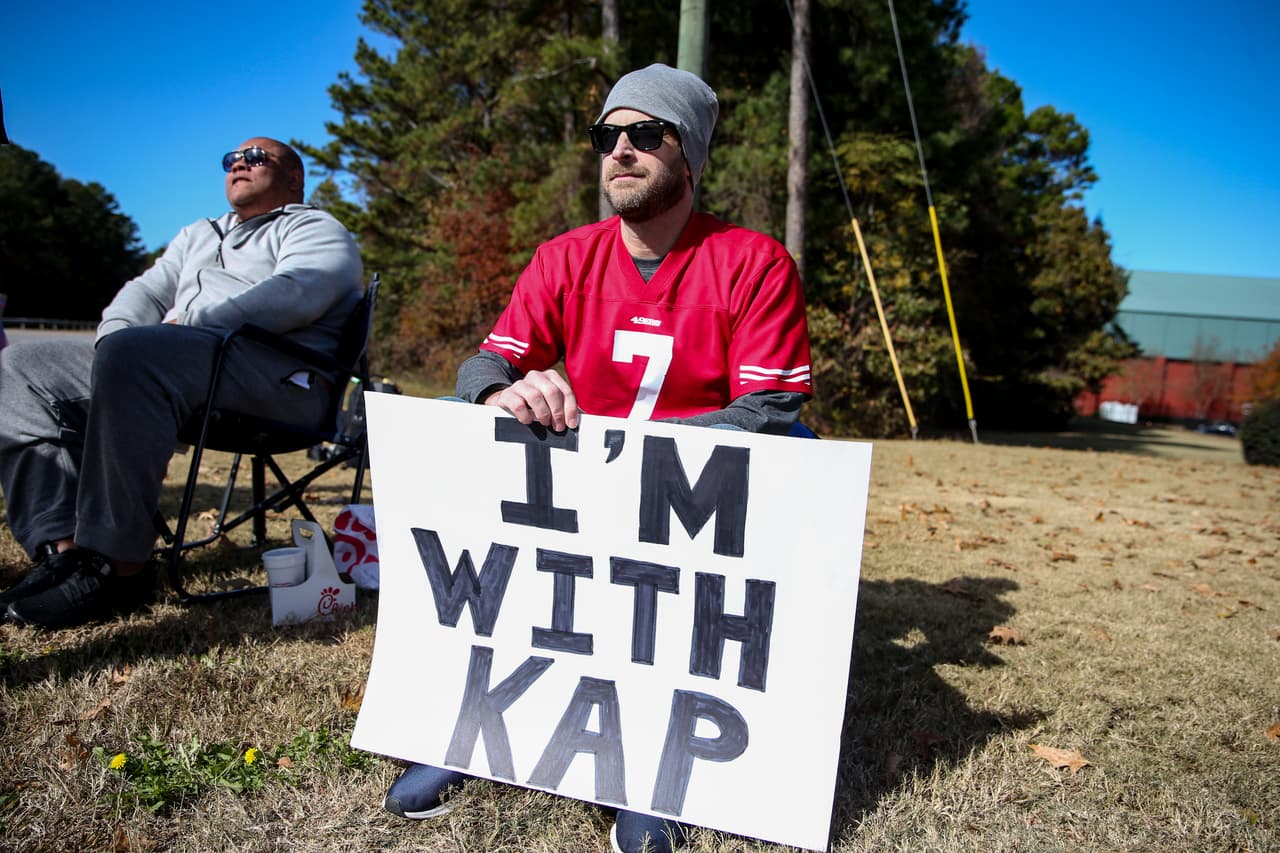 La gente le muestra constantemente su cariño y apoyo. Cuando practicó en noviembre de 2019 en una cancha de futbol americano donde asistentes de los head coaahes de la NFL lo visitaron, la gente se abarrotó para pedir su regreso.