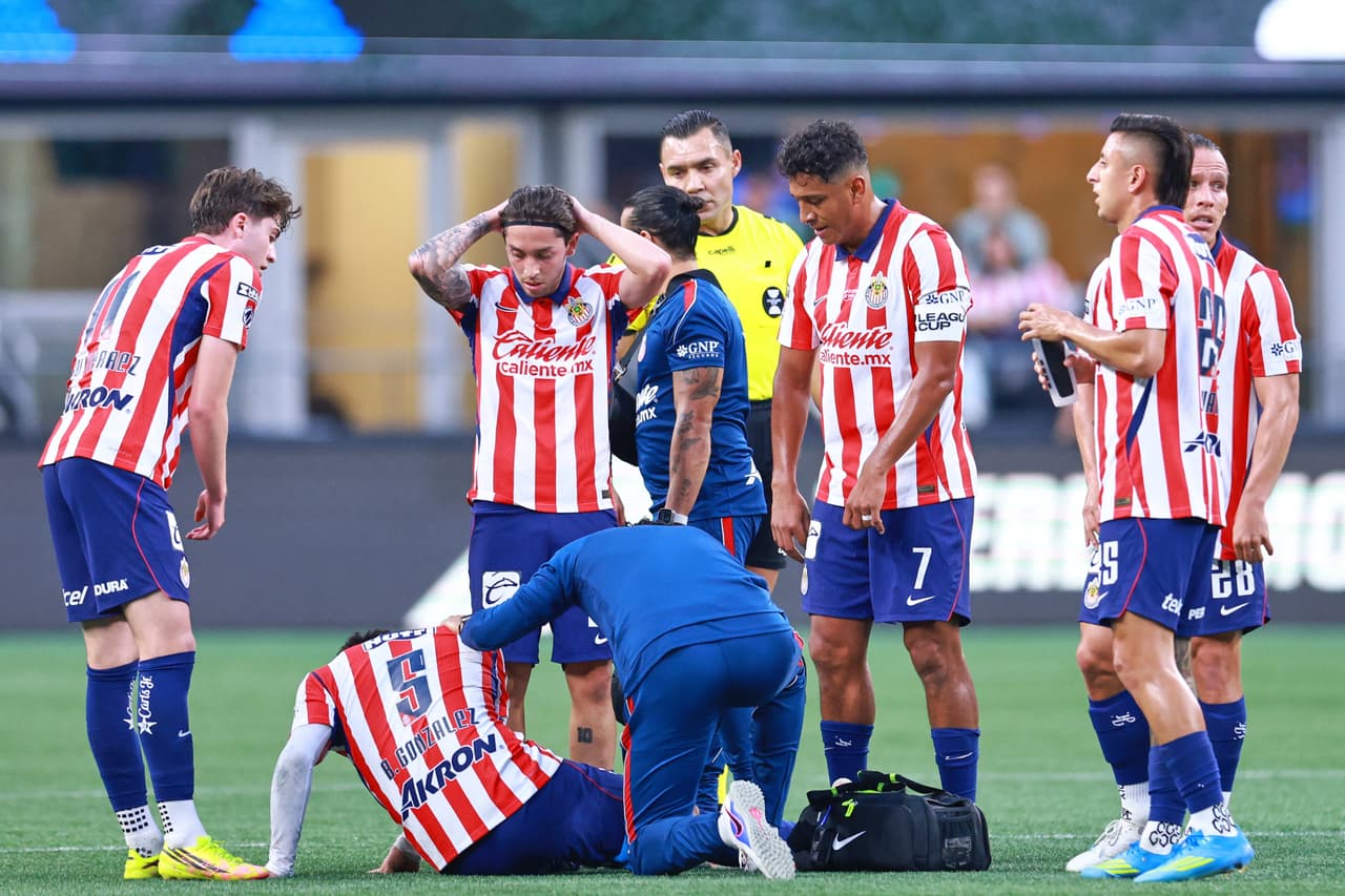 El 'Cotorro' González es baja de Chivas por lesión