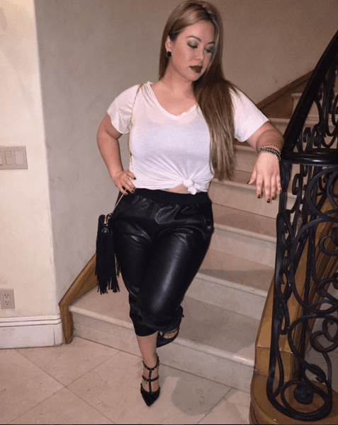 Ha logrado marcar la diferencia, al olvidarse del estándar de la chica súper delgada, ella tiene curvas muy pronunciadas y unas piernas encantadoras.