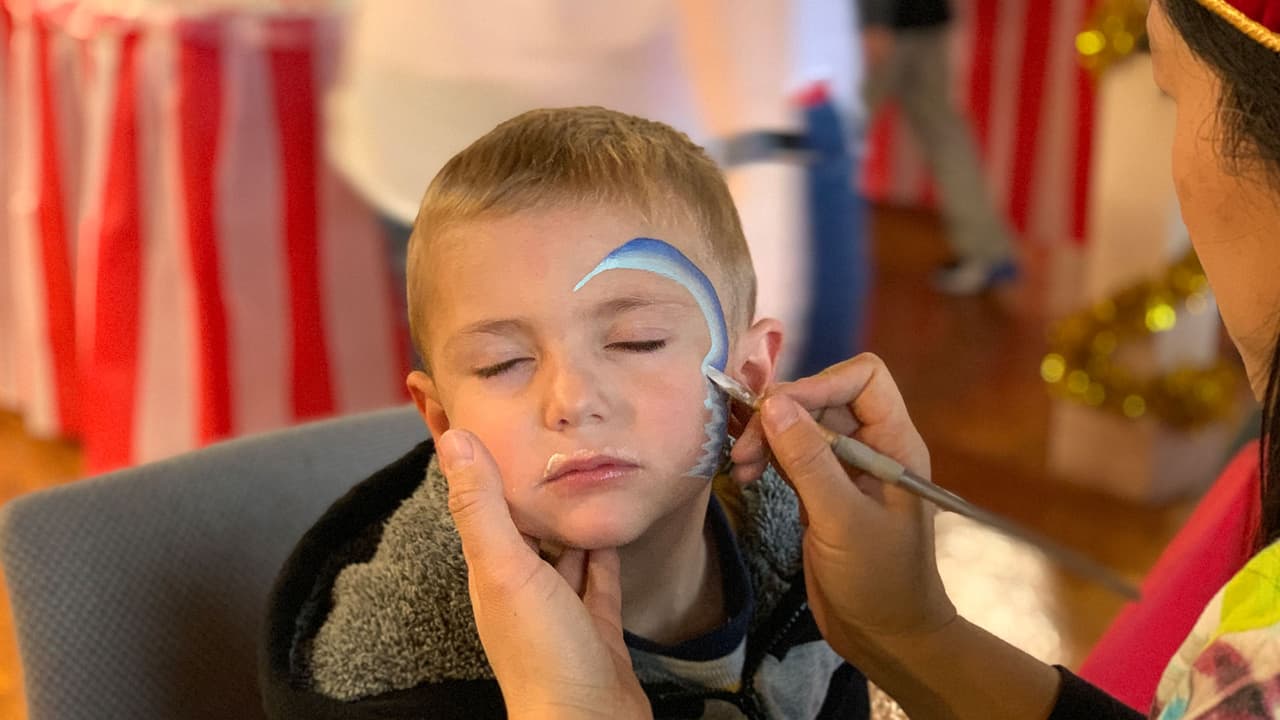 Los pequeños elegían que tipo de motivo navideño querían pintar en su rostro.