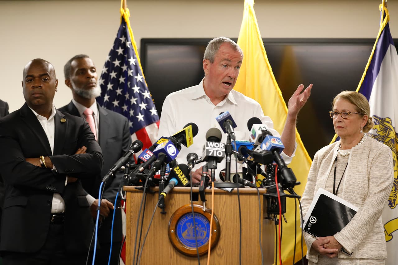 ✅ 
<b>Nueva Jersey |</b> FEMA anunció el 4 de septiembre que dio luz verde al dinero al estado. En la imagen, su gobernador, el demócrata Phil Murphy.
<br>
<br>
<i><a href="https://www.univision.com/noticias/dinero/esperas-por-los-300-del-subsidio-por-desempleo-verifica-aca-si-tu-estado-tiene-los-fondos-aprobados-fotos">Si no viste tu estado en este trabajo, verifica aquí si ya tenía los fondos aprobados por FEMA.</a></i>