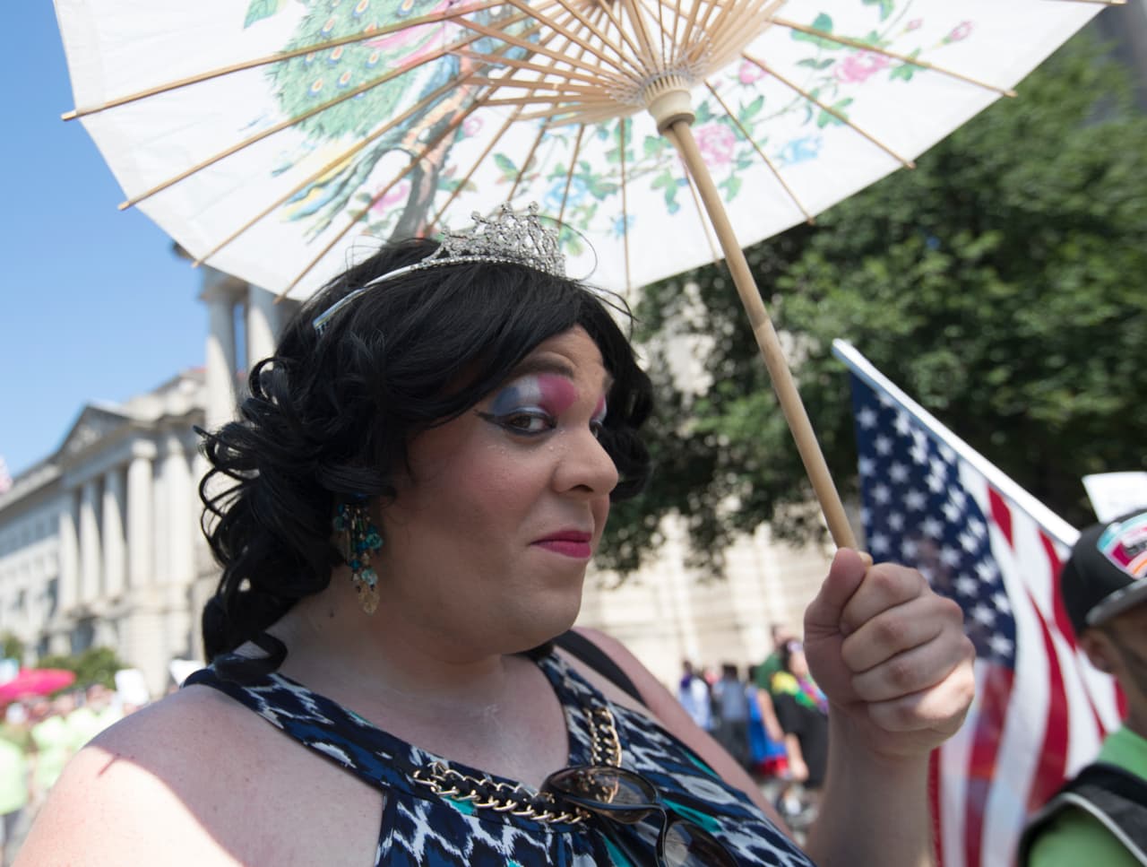 Gregory Elfers con el coro de gays de la ciudad de Nueva York marcha a lo largo de una avenida durante la marcha en Washington