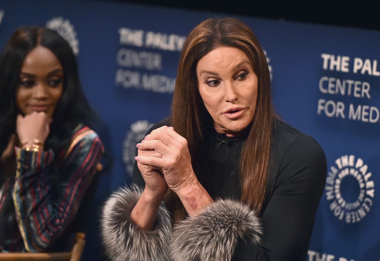 Cabe señalar que 
<a href="https://www.univision.com/entretenimiento/caitlyn-jenner-tuvo-acceso-de-nuevo-al-paraiso-kardashian-hubo-reconciliacion-con-kim-fotos">Kim y Caitlyn se distanciaron</a> desde 2017 cuando salió a la venta el libro 'Los secretos de mi vida', donde Jenner cuenta experiencias con las Kardashian y cómo fue su proceso de transición de hombre a mujer.