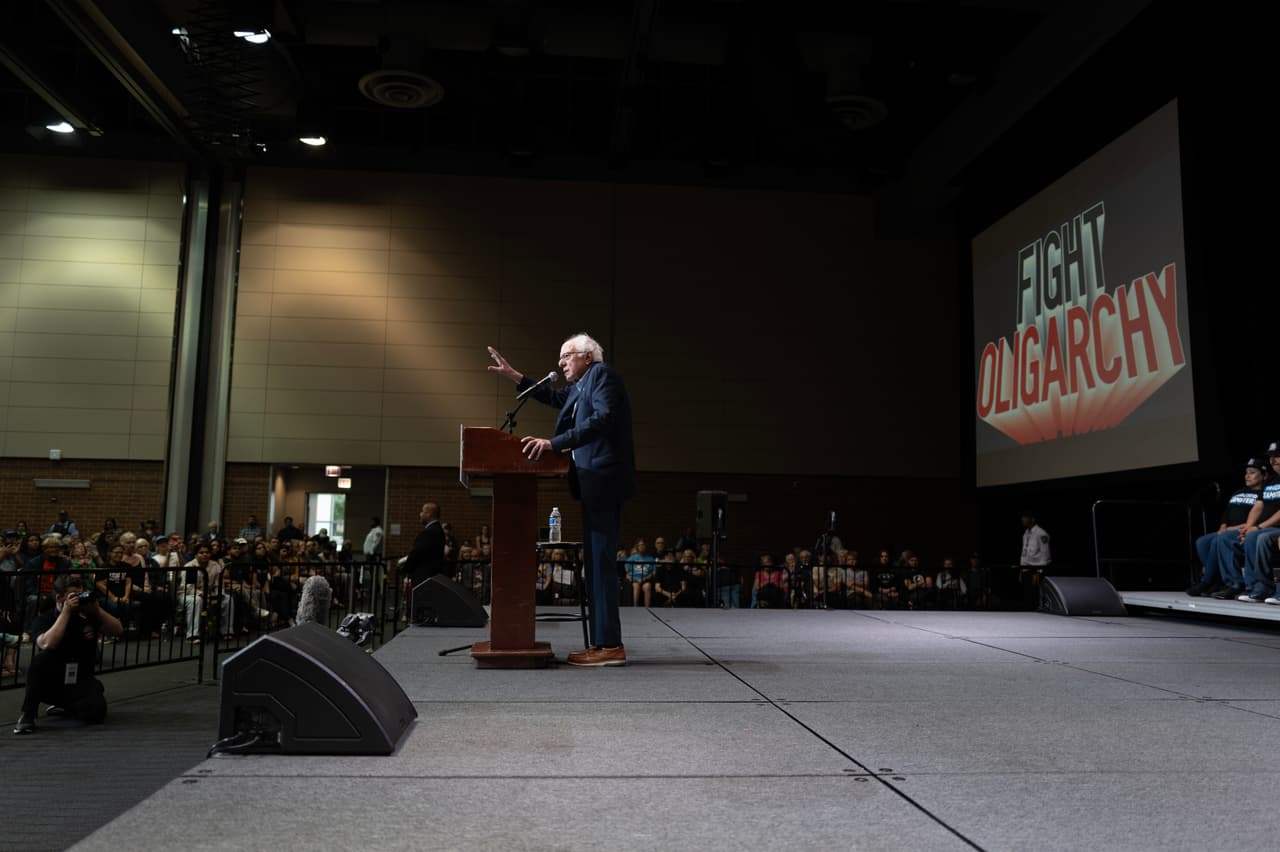 El evento contó con la presencia del senador estatal
<b>Robert Peters</b>, aliado de Sanders, quien defendió la histórica eliminación de la fianza en efectivo en Illinois, aprobada en 2023. Peters aseguró que esa medida había hecho más justo el sistema judicial del estado.