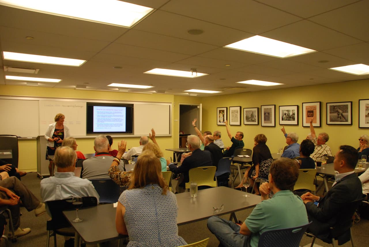 El proyecto educativo de MaryEllen Salamone se presenta ante miembros del Newseum, que ahora toma el relevo.