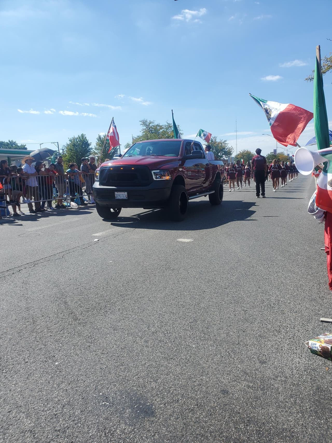 Desfile por día de la Independencia de México en Cicero. Las banderas de México no pudieron faltar en esta celebración.
