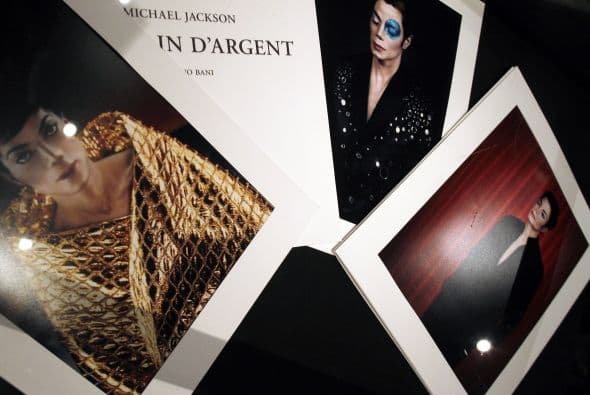 Arno Bani aún desconoce el motivo por el que las fotografías no se publicaron para el álbum "Invincible".